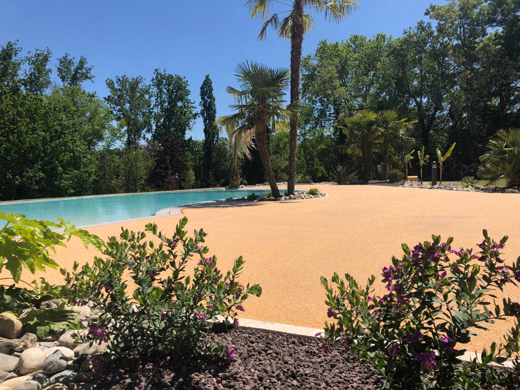 resineo moquette de pierre orange piscine