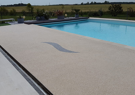 Read more about the article Rénovation d’une plage de piscine en revêtement drainant Résineo Drain