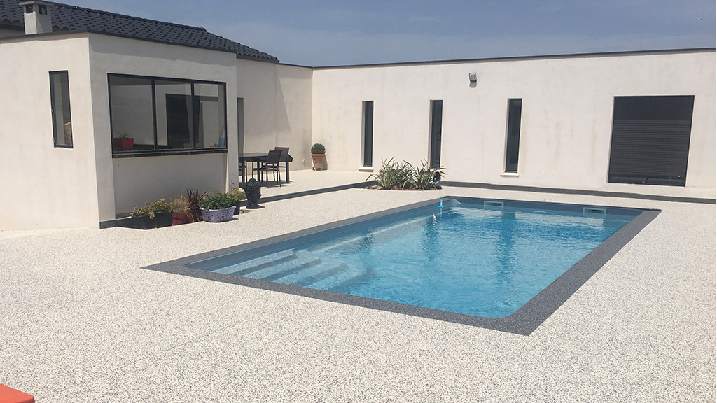 Une plage de piscine au design moderne et épuré en revêtement