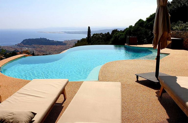 Read more about the article L’esthétisme du minéral pour cette plage de piscine dans le sud de la France