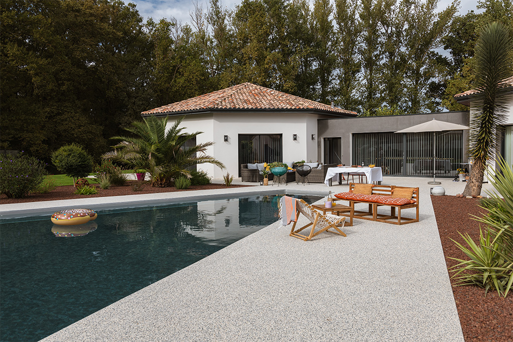 plage de piscine moderne