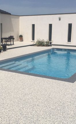piscine Résineo revetement drainant moquette de pierre
