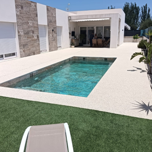 Plage de piscine en coloris Désert Résineo Drain Marbre