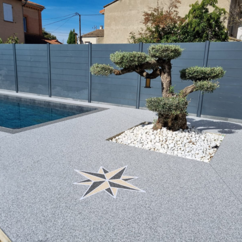 Plage de piscine coloris Gris Nacré avec un pochoir Rose des vents